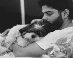 The actor has adopted a dog named Toto in his home and hugs him to show his feelings.
